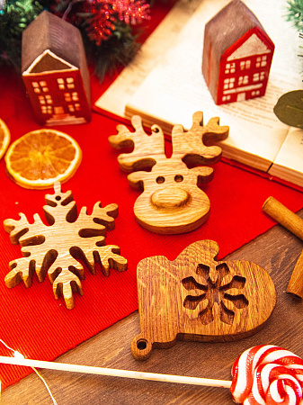 Новогодний набор из 3-х деревянных ёлочных игрушек из дуба Варежка Снежинка Мордочка Оленя